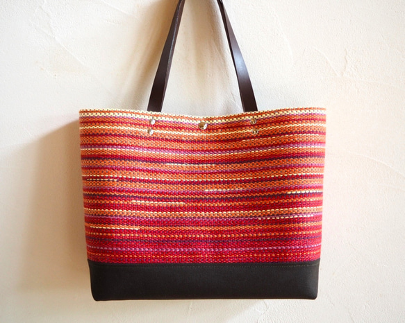 【SALE】手織りグラデーションカラーの大きめトートバッグ（赤） 2枚目の画像