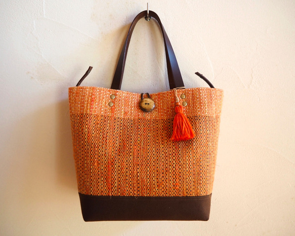 [再次上架]秋季色花呢手工編織布（橙色）的水桶手提袋 第2張的照片