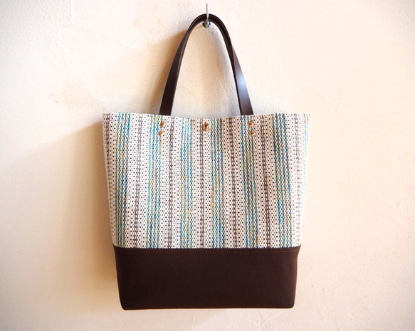 [SALE]手工編織的冬季彩色邊框方形手提袋（白色） 第2張的照片