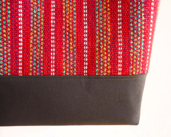 手織りウィンターカラーボーダーのスクエアトート（赤） 4枚目の画像