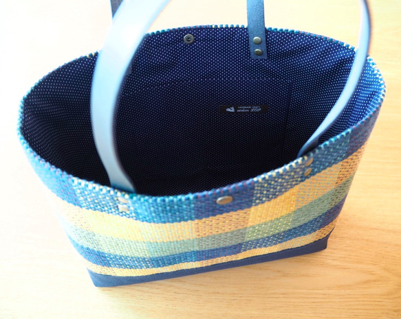 【SALE】手織りブロックチェックの大きめトートバッグ（紺） 3枚目の画像