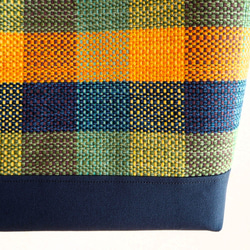 【SALE】手織りブロックチェックの大きめトートバッグ（紺） 4枚目の画像