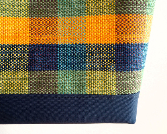 【SALE】手織りブロックチェックの大きめトートバッグ（紺） 4枚目の画像