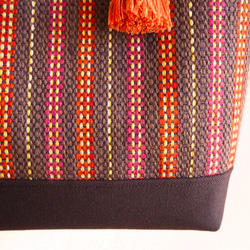 マルチボーダー手織り布のバケツトート（ブラウン） 4枚目の画像