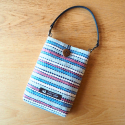 春のマルチカラー手織り布のスマホポーチL（水色） 1枚目の画像