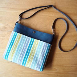 【SALE】春色マルチボーダー手織り布のサコッシュL（ブルー） 1枚目の画像