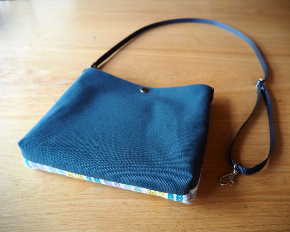 【SALE】春色マルチボーダー手織り布のサコッシュL（ブルー） 5枚目の画像