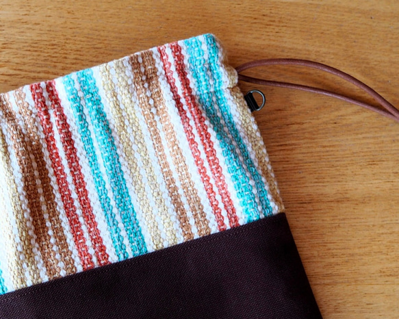 【SALE】春色マルチボーダー手織り布の巾着バッグ（ブラウン） 4枚目の画像