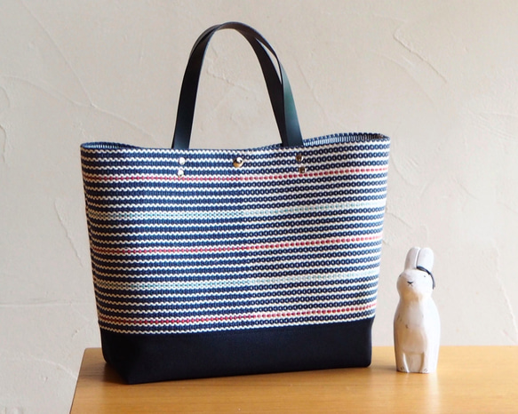 【在庫処分SALE】夏の細ストライプ手織り布の大きめトートバッグ（ネイビー） 1枚目の画像