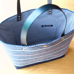 【在庫処分SALE】夏の細ストライプ手織り布の大きめトートバッグ（ネイビー） 3枚目の画像