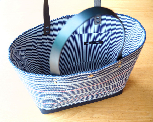 【在庫処分SALE】夏の細ストライプ手織り布の大きめトートバッグ（ネイビー） 3枚目の画像