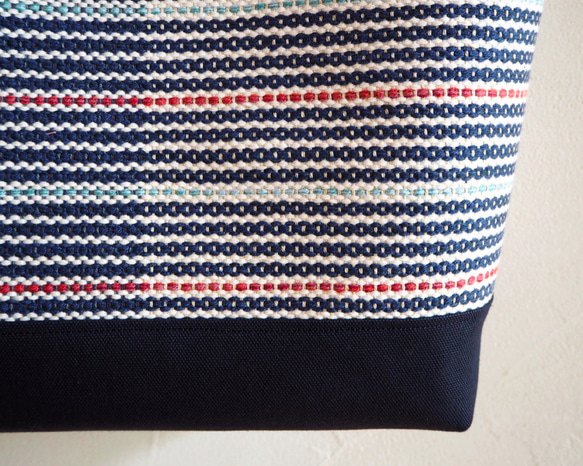 【在庫処分SALE】夏の細ストライプ手織り布の大きめトートバッグ（ネイビー） 4枚目の画像