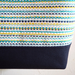 夏のマルチカラー手織り布のトートバッグ（ブルー） 4枚目の画像