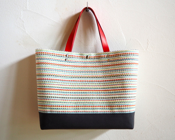 夏のマルチカラー手織り布のトートバッグ（マルチ） 2枚目の画像