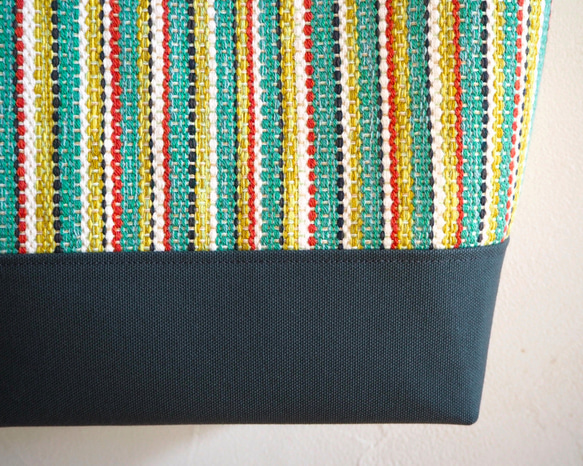 【在庫処分SALE】夏のブライトカラー手織り布のスクエアトート（グリーン） 4枚目の画像