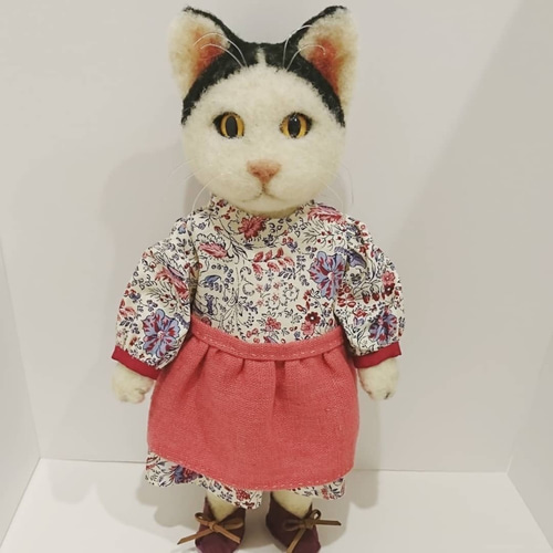 洋服を着た猫ちゃん 羊毛フェルト 猫 ねこ ネコ ハチワレ 白黒 猫