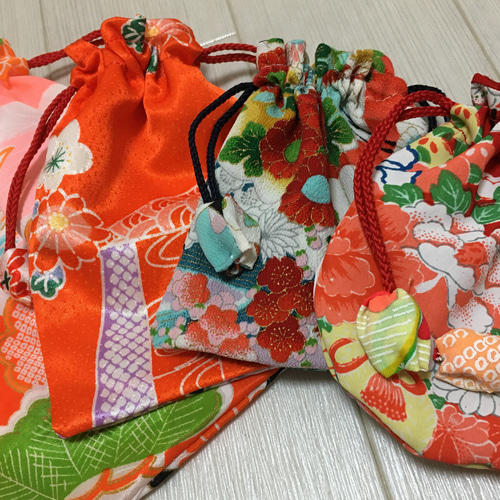 ちいちゃん　着物リメイク出品中！ 七五三着物リメイク 巾着 四つセット 巾着袋 こけしちゃん 通販