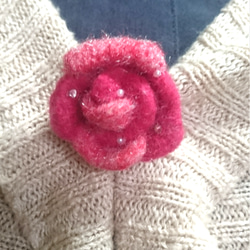 赤い薔薇のブローチ*羊毛フェルト*パール 2枚目の画像