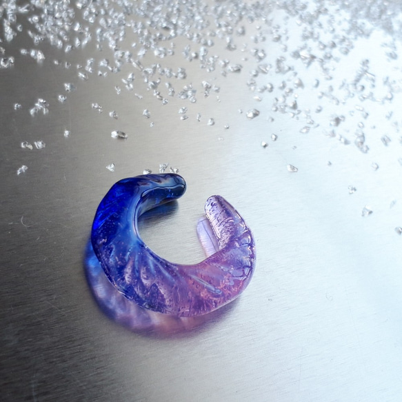 ガラス　イヤーカフ（中サイズ）　ラベンダーピンク＆ブルー　片耳 4枚目の画像