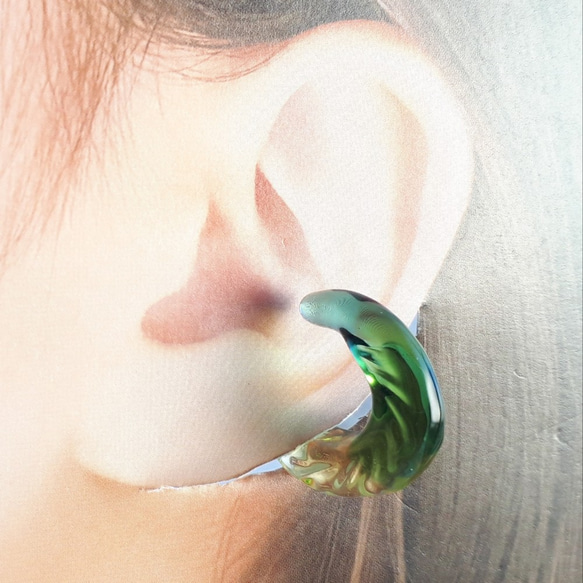 矢羽根文様イヤーカフ（中サイズ）ガラス　グリーンイエロー３色＋透明　片耳 7枚目の画像