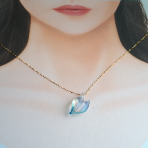 数量限定 月夜の水面にひらり～ひとひら 14kgfネックレス ガラス