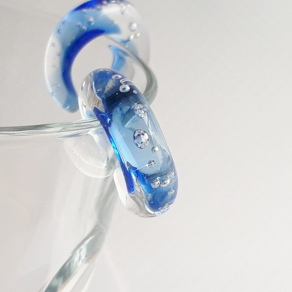 ぷくぷく泡イヤーカフ　中サイズ　片耳　青　ガラス　コバルトブルー 4枚目の画像