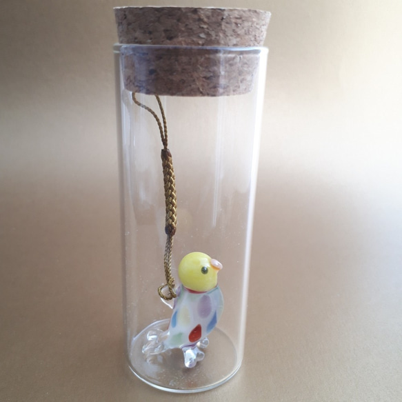 想像の小鳥アマビエ　ガラスお守り　黄色い鳥　コルク瓶入り 3枚目の画像