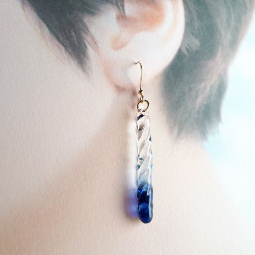 青のゆらぎ 14kgf ピアス ガラス ピアス（フック・チェーン