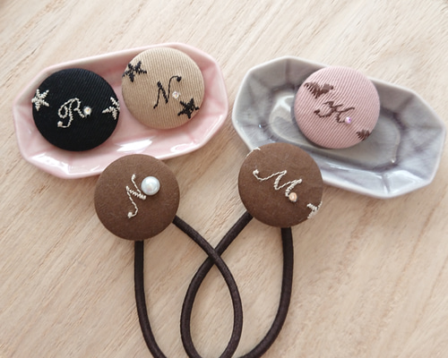 スワロフスキーorパール付きイニシャル刺繍くるみボタン❁ヘアゴム 1