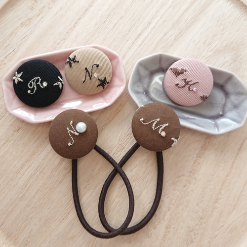 スワロフスキーorパール付きイニシャル刺繍くるみボタン❁ヘアゴム 1 