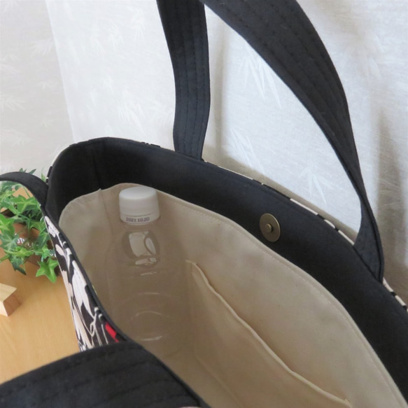 コットンツイル×帆布のトートバッグ　（木の実と花柄・ブラック） 4枚目の画像