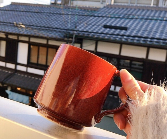 【清水焼】色変わりマグカップ（赤） 2枚目の画像