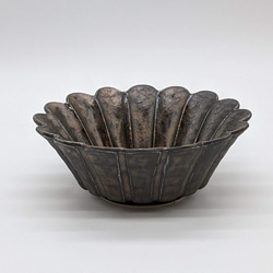 532-0051　鉢 ボウル 輪花 和陶器 和モダン /輪花小鉢（銀黒） 1枚目の画像