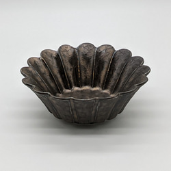 532-0051　鉢 ボウル 輪花 和陶器 和モダン /輪花小鉢（銀黒） 2枚目の画像