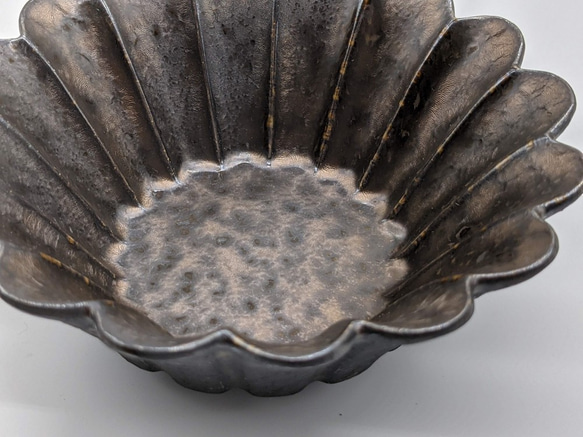532-0051　鉢 ボウル 輪花 和陶器 和モダン /輪花小鉢（銀黒） 7枚目の画像