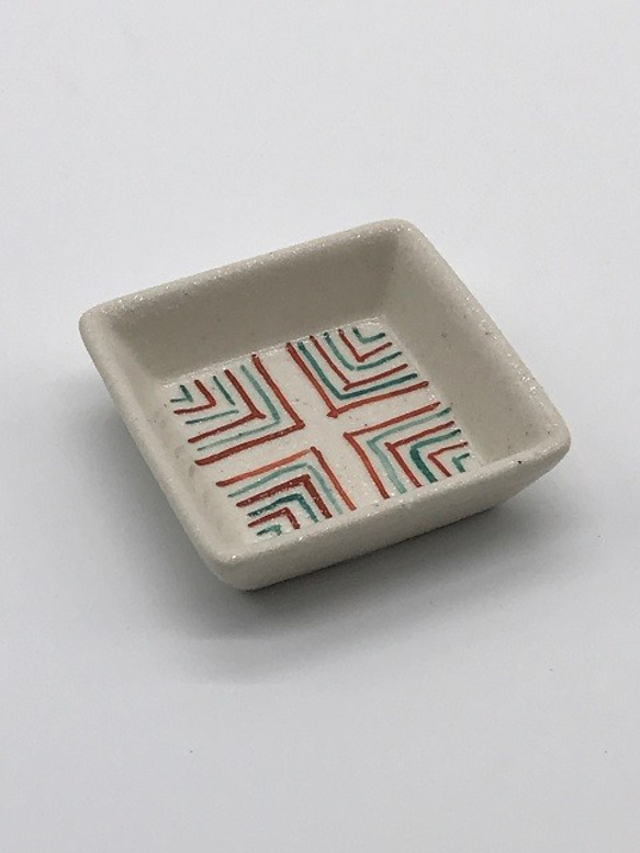 028-0025　取皿 小皿 プレート 和陶器 和モダン /赤絵角豆皿(十字紋) 1枚目の画像