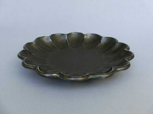 555-0047　盛皿 大皿 中皿 プレート 和陶器 和モダン /黒練輪花21プレート 1枚目の画像