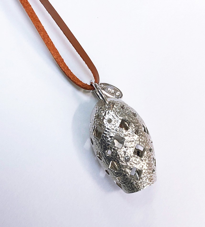 【大ぶりなペンダント】スターリングシルバー Silver925 星 カウベル形 ロングネックレス 革紐80cm 一点物