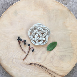 藤(ラタン)の菜の花結びブローチ  大 堀川波「籐編みアクセサリー部」菜の花結びのブローチとリング