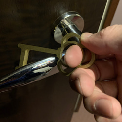 コロナ対策にソーシャルタッチkey 真鍮製ドアオープナー　非接触マルチツール 3枚目の画像