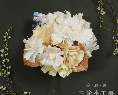 バーバリーコサージュ 新品未使用 美品  ベージュ お花 ブローチ 希少 良品 コサージュ/華やか 小花たっぷり ふんわりシフォン レース c89