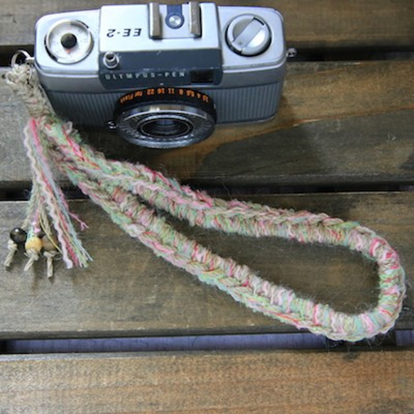手紡ぎモヘアの麻紐ハンドストラップ-パステル 1枚目の画像