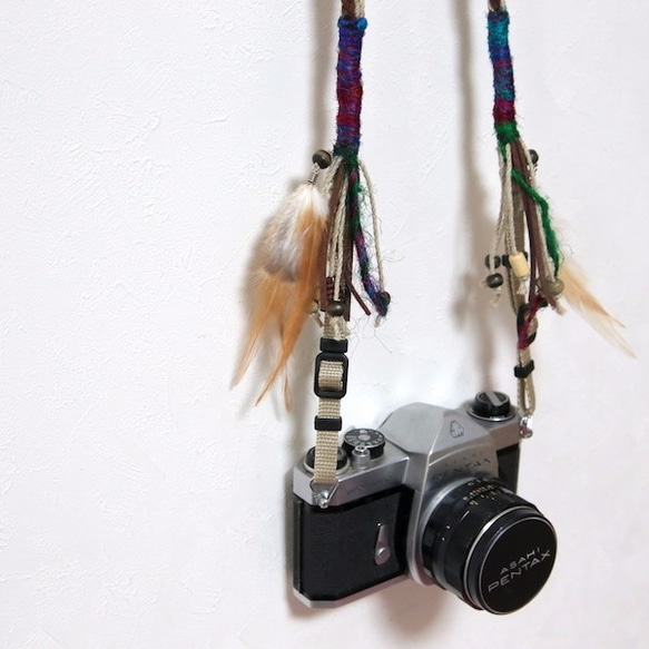 羽飾り・ウッドビーズ付きスエード調紐と麻のカメラストラップ（ベルト） 3枚目の画像
