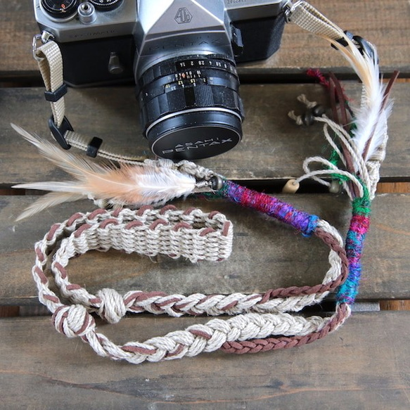 羽飾り・ウッドビーズ付きスエード調紐と麻のカメラストラップ（2重リング） 1枚目の画像