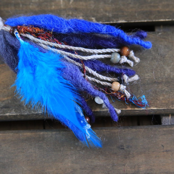 羽飾り・ウッドビーズ付き麻とニットのハンドストラップblue 3枚目の画像