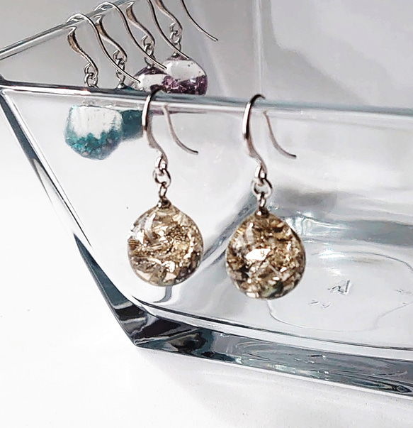 キラキラ 揺れるピアス・イヤリング／レジン・ガラスストーン ピアス