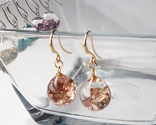 キラキラ 揺れるピアス・イヤリング／レジン・ガラスストーン