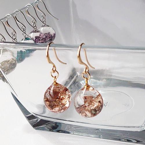 キラキラ 揺れるピアス・イヤリング／レジン・ガラスストーン