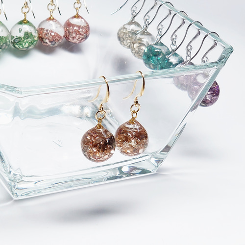 キラキラ 揺れるピアス・イヤリング／レジン・ガラスストーン