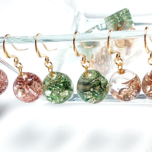 キラキラ 揺れるピアス・イヤリング／レジン・ガラスストーン